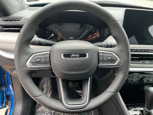 Used 2025 Jeep Compass Limited image 11