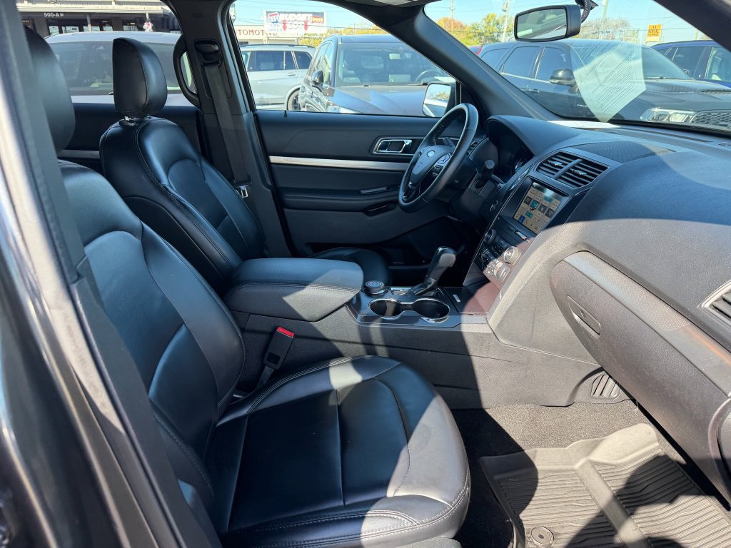 Used 2019 Ford Explorer XLT w/ Equipment Group 202A AWD/4WD image 17