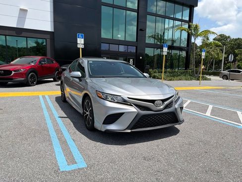 Used 2020 Toyota Camry SE FWD image 3