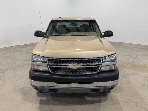 Used 2005 Chevrolet Silverado 2500 LS w/ Skid Plate Package AWD/4WD image 4