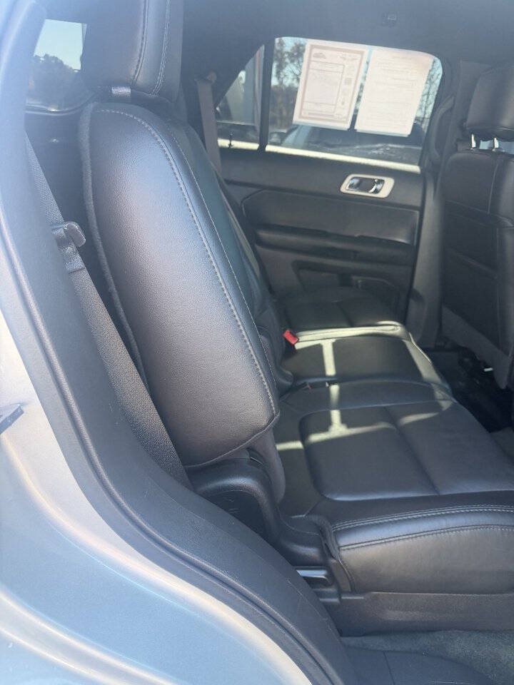 Used 2015 Ford Explorer XLT w/ Equipment Group 202A AWD/4WD image 14