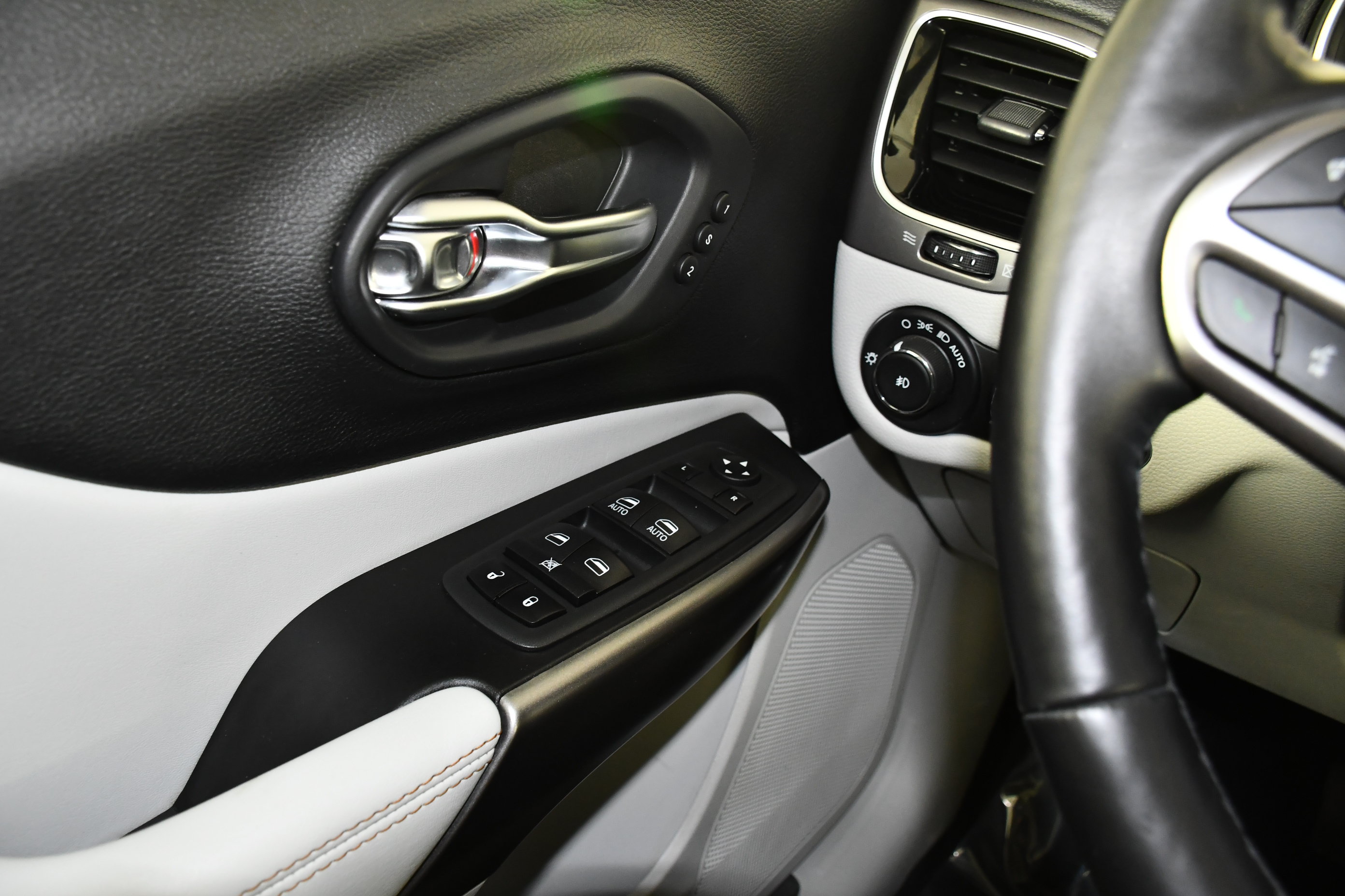 Used 2020 Jeep Cherokee Limited AWD/4WD image 32
