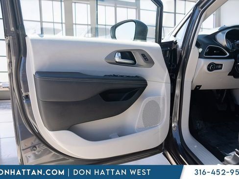 Used 2023 Chrysler Pacifica Touring-L FWD image 12