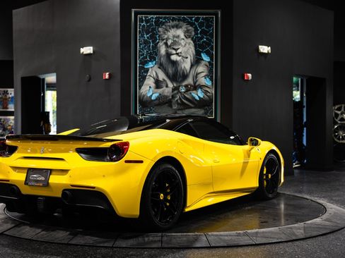 Used 2018 Ferrari 488 GTB RWD image 3