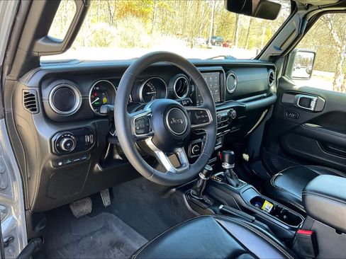 Used 2023 Jeep Wrangler Sahara w/ Cold Weather Group AWD/4WD image 8