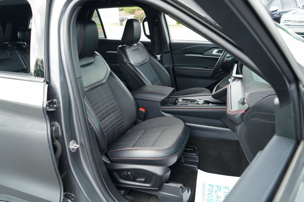 Used 2025 Ford Explorer ST-Line w/ ST-Line Street Pack AWD/4WD image 12