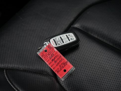 Used 2025 Chrysler Pacifica Limited image 30