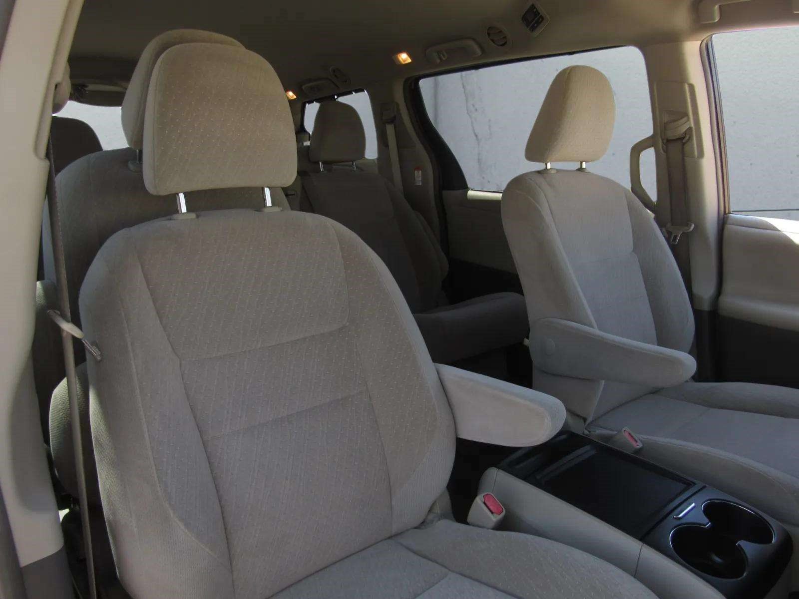 Used 2016 Toyota Sienna LE FWD image 10