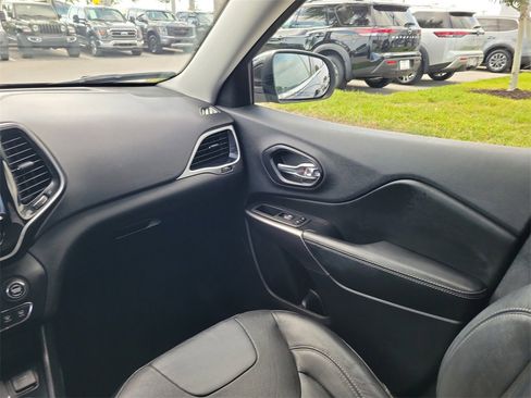 Used 2019 Jeep Cherokee Limited image 18