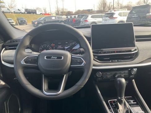 Used 2024 Jeep Compass Latitude image 9