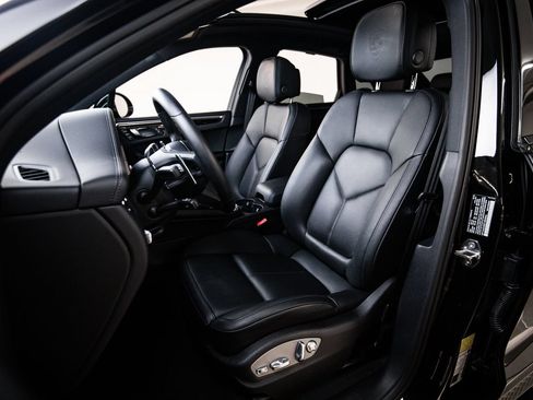 Certified 2026 Porsche Macan AWD/4WD image 5