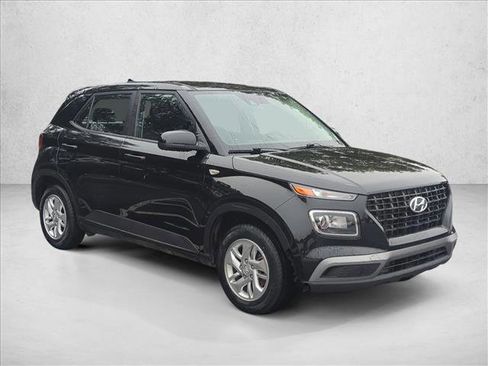 Used 2022 Hyundai Venue SE image 3