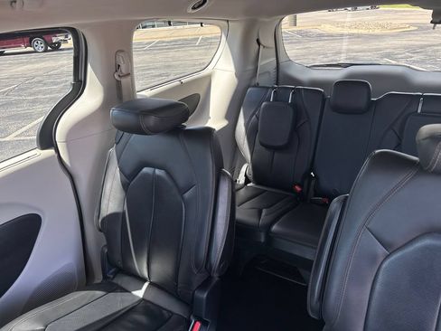 Used 2020 Chrysler Pacifica Touring-L FWD image 24