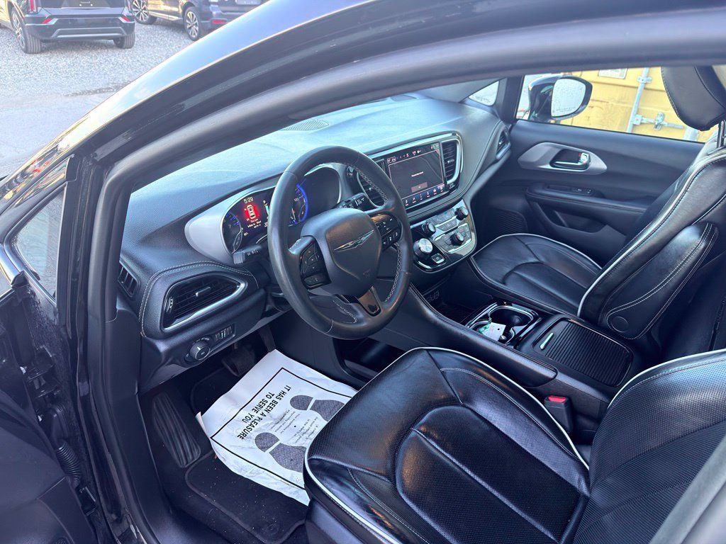 Used 2025 Chrysler Pacifica Limited FWD image 5