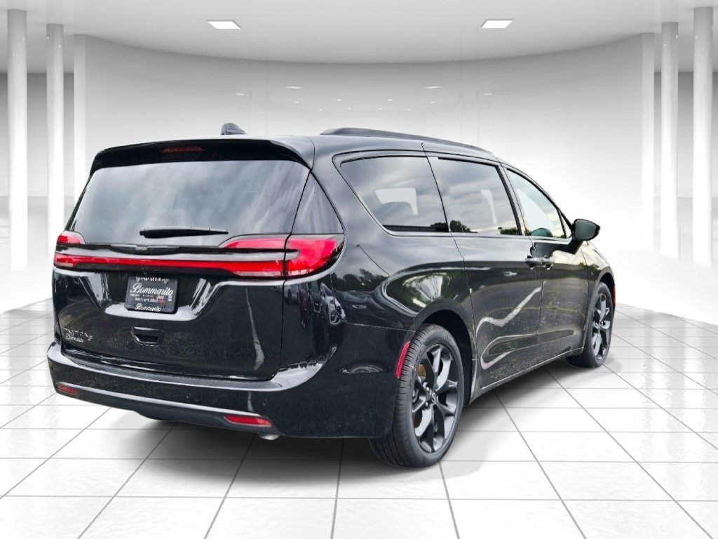 New 2026 Chrysler Pacifica Select w/ S Appearance Package FWD image 3