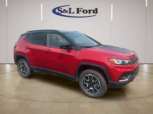 Used 2025 Jeep Compass Trailhawk AWD/4WD image 11