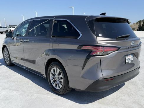 Certified 2022 Toyota Sienna XLE FWD image 5