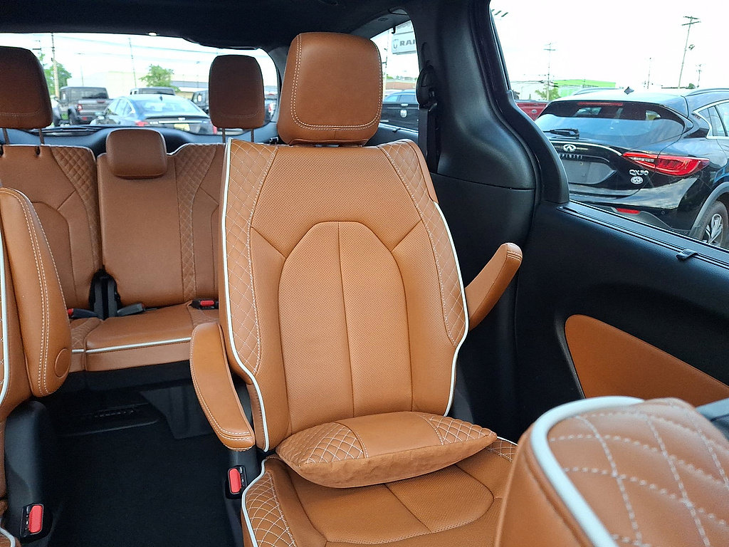 Used 2025 Chrysler Pacifica Pinnacle FWD image 14