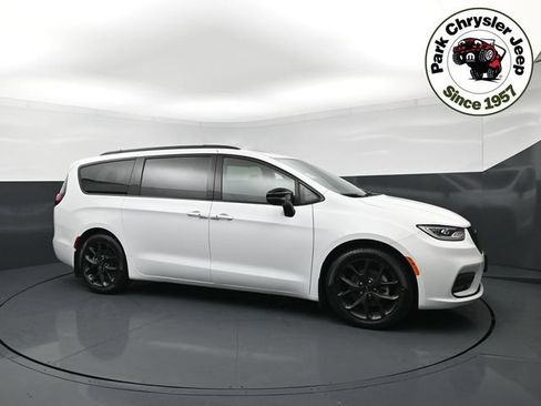 Used 2024 Chrysler Pacifica Touring-L w/ S Appearance Package FWD image 1