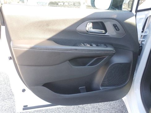 Used 2025 Chrysler Pacifica Select FWD image 11