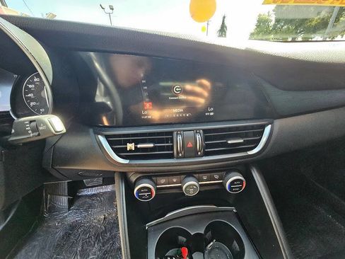 Used 2017 Alfa Romeo Giulia image 22