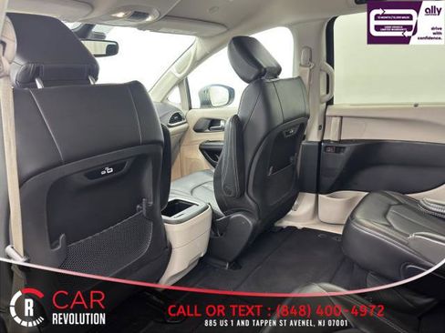 Used 2023 Chrysler Pacifica Touring-L FWD image 48