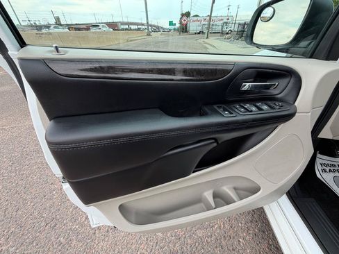 Used 2019 Dodge Grand Caravan SE FWD image 10