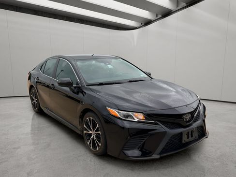 Used 2020 Toyota Camry SE FWD image 7