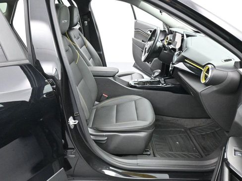 Used 2025 Chevrolet Trax ACTIV w/ Sunroof Package FWD image 31