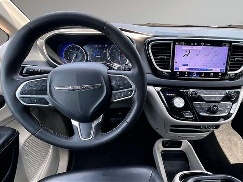 Used 2023 Chrysler Pacifica Touring-L FWD image 9
