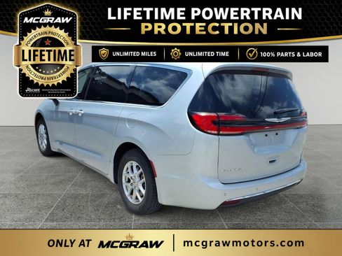 Used 2023 Chrysler Pacifica Touring-L FWD image 4