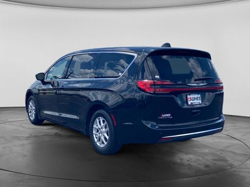 Used 2023 Chrysler Pacifica Touring-L FWD image 7