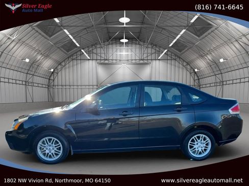 Used 2009 Ford Focus SE image 2