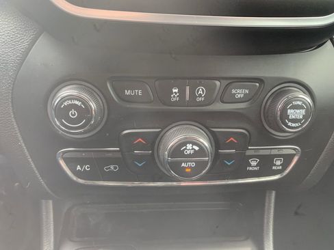 Used 2019 Jeep Cherokee Latitude Plus image 19