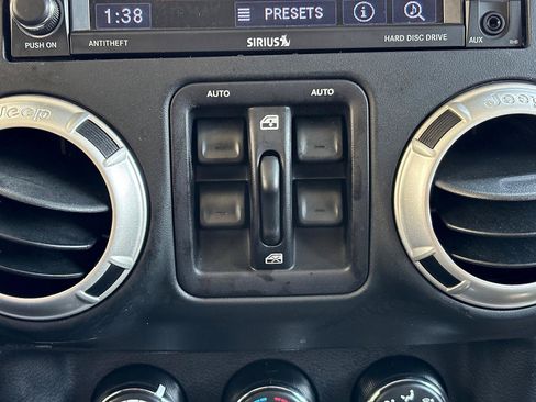 Used 2018 Jeep Wrangler Unlimited Sahara w/ Connectivity Group AWD/4WD image 18
