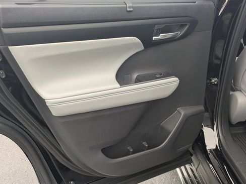 Used 2026 Toyota Highlander XLE image 18