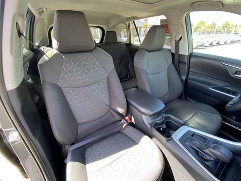 Used 2021 Toyota RAV4 XLE w/ Convenience Package FWD image 40
