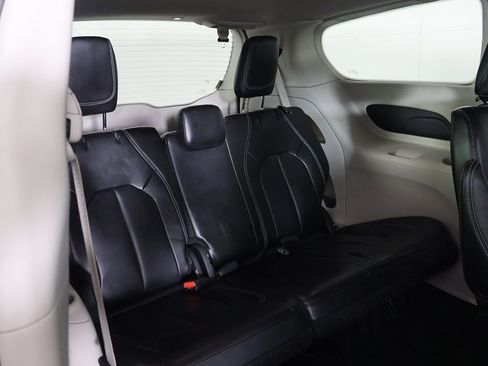 Used 2023 Chrysler Pacifica Touring-L image 33