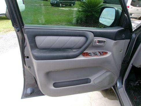 Used 2004 Toyota Land Cruiser image 10