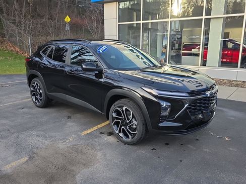 New 2025 Chevrolet Trax RS w/ Sunroof Package image 2