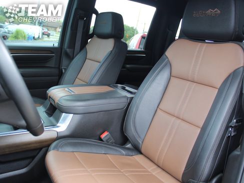 Used 2024 Chevrolet Silverado 2500 High Country w/ Technology Package AWD/4WD image 21