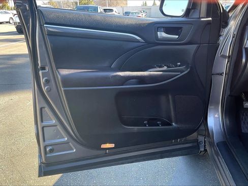 Used 2017 Toyota Highlander SE image 25