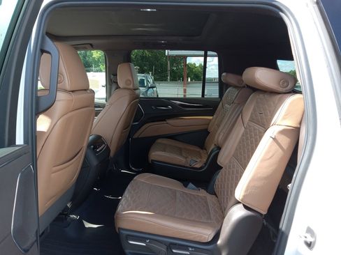 Used 2023 Cadillac Escalade ESV Premium Luxury AWD/4WD image 22