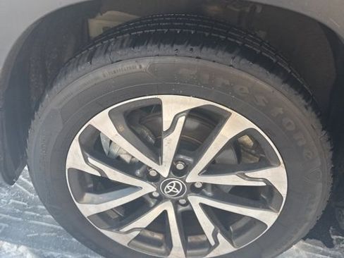 Used 2022 Toyota Corolla Cross XLE image 3