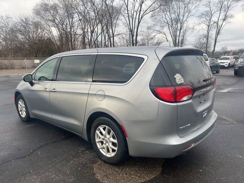Used 2017 Chrysler Pacifica Touring image 7
