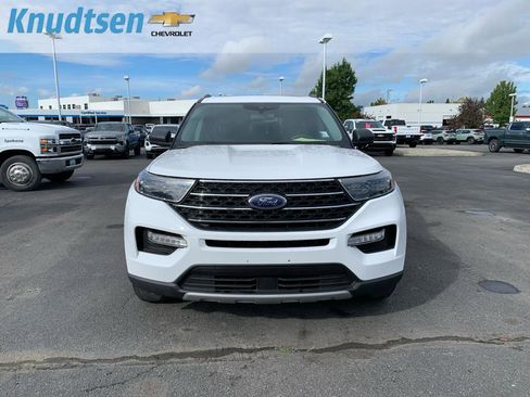 Used 2022 Ford Explorer XLT image 2
