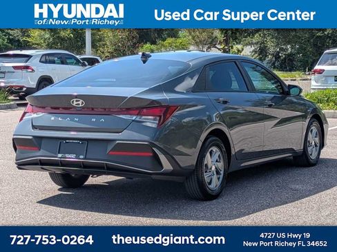 Certified 2024 Hyundai Elantra SE FWD image 5