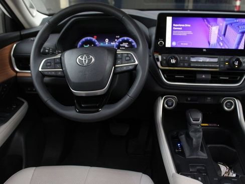 Used 2025 Toyota Grand Highlander FWD image 19