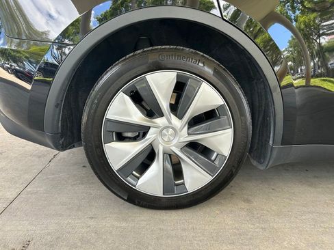 Used 2024 Tesla Model Y Long Range AWD/4WD image 18