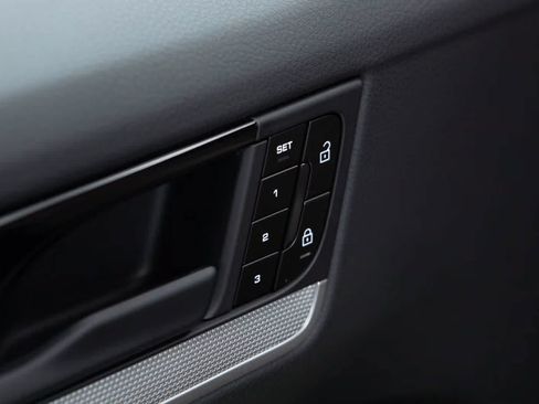 Certified 2026 Porsche Cayenne AWD/4WD image 25